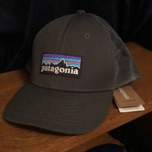 Kids grey Patagonia trucker hat